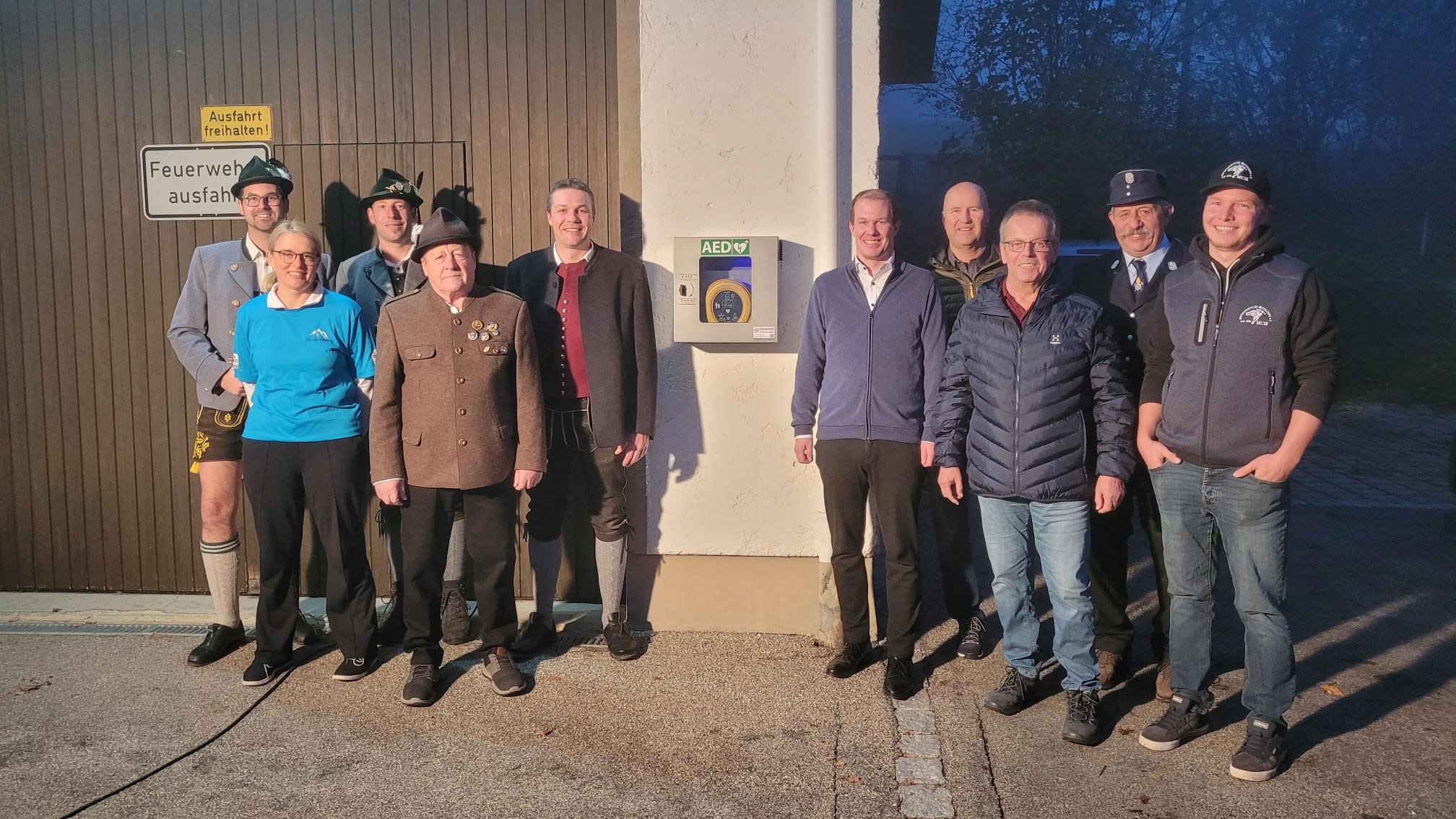 hinten, von links: Nico Haug, 1. Vorstand Trachtenförderverein Mittelberg und Initiator, Michael Abt, 1. Vorstand Trachtenverein Mittelberg, Christian Geschwentner, 1. Vorstand Musikkapelle Mittelberg-Faistenoy, Erster Bürgermeister Lucas Reisacher, Frank Reichardt, 1. Vorstand Dorfgemeinschaft Mit-telberg, Adi Abt, 2. Vorstand Feuerwehr Mittelberg; vorne, von links Iris Wörz, 1. Vorsitzende Turnverein Mittelberg, Helmut Geschwentner, 1. Vorstand Schützenverein Mittelberg, Toni Fischer, 1. Vorstand Skiclub Mittelberg-Oy, Michael Filleböck, 1. Vorstand Motorsportclub Mittelberg hinten, von links: Nico Haug, 1. Vorstand Trachtenförderverein Mittelberg und Initiator, Michael Abt, 1. Vorstand Trachtenverein Mittelberg, Christian Geschwentner, 1. Vorstand Musikkapelle Mittelberg-Faistenoy, Erster Bürgermeister Lucas Reisacher, Frank Reichardt, 1. Vorstand Dorfgemeinschaft Mit-telberg, Adi Abt, 2. Vorstand Feuerwehr Mittelberg; vorne, von links Iris Wörz, 1. Vorsitzende Turnverein Mittelberg, Helmut Geschwentner, 1. Vorstand Schützenverein Mittelberg, Toni Fischer, 1. Vorstand Skiclub Mittelberg-Oy, Michael Filleböck, 1. Vorstand Motorsportclub Mittelberg