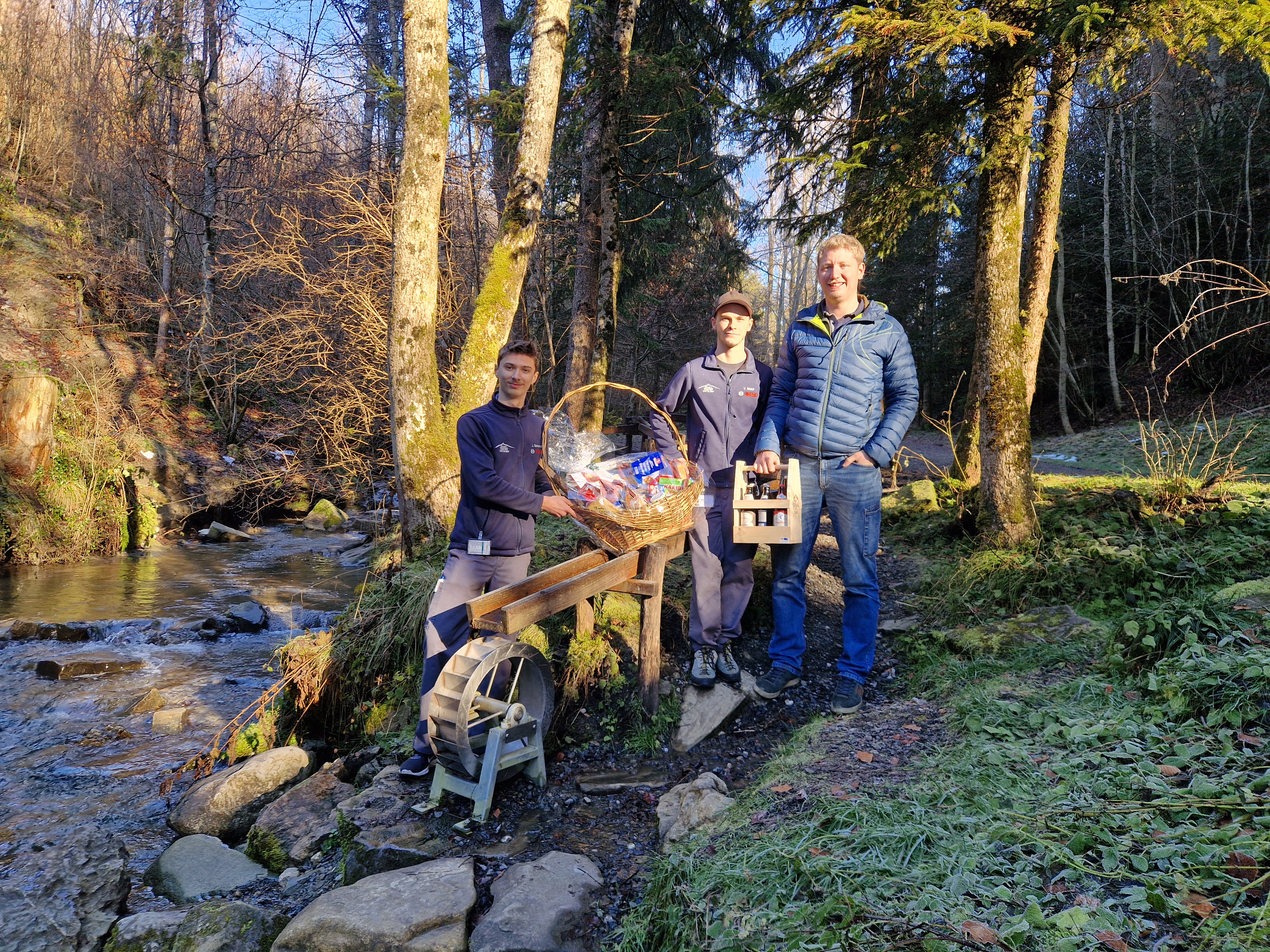v.l.n.r. Jeremy Schuster, Valentin Weidl, Ausbildungsmeister Thomas Nigg v.l.n.r. Jeremy Schuster, Valentin Weidl, Ausbildungsmeister Thomas Nigg