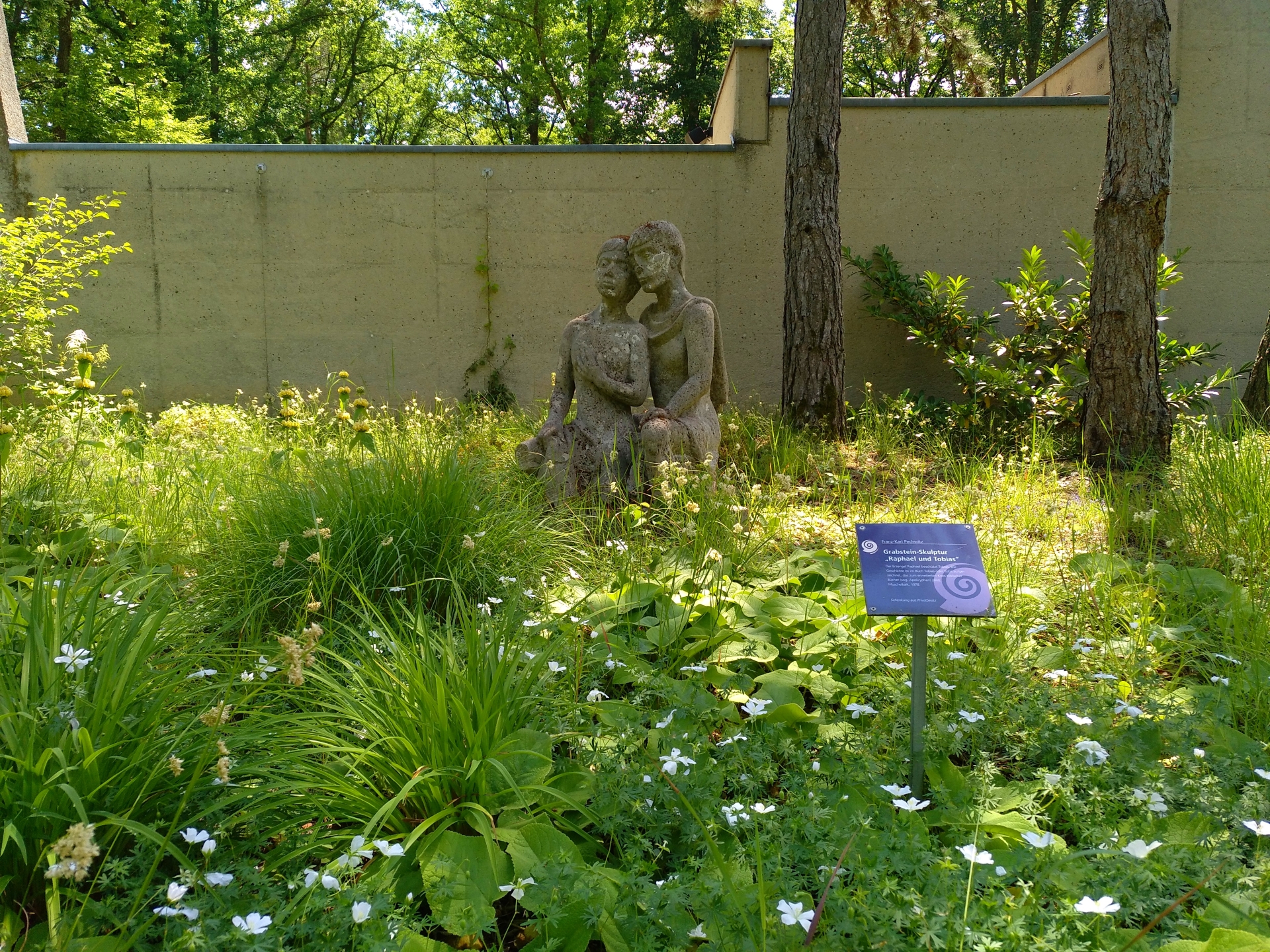 Waldfriedhof Veitshöchheim "Raphael und Tobias".jpg Waldfriedhof Veitshöchheim "Raphael und Tobias".jpg