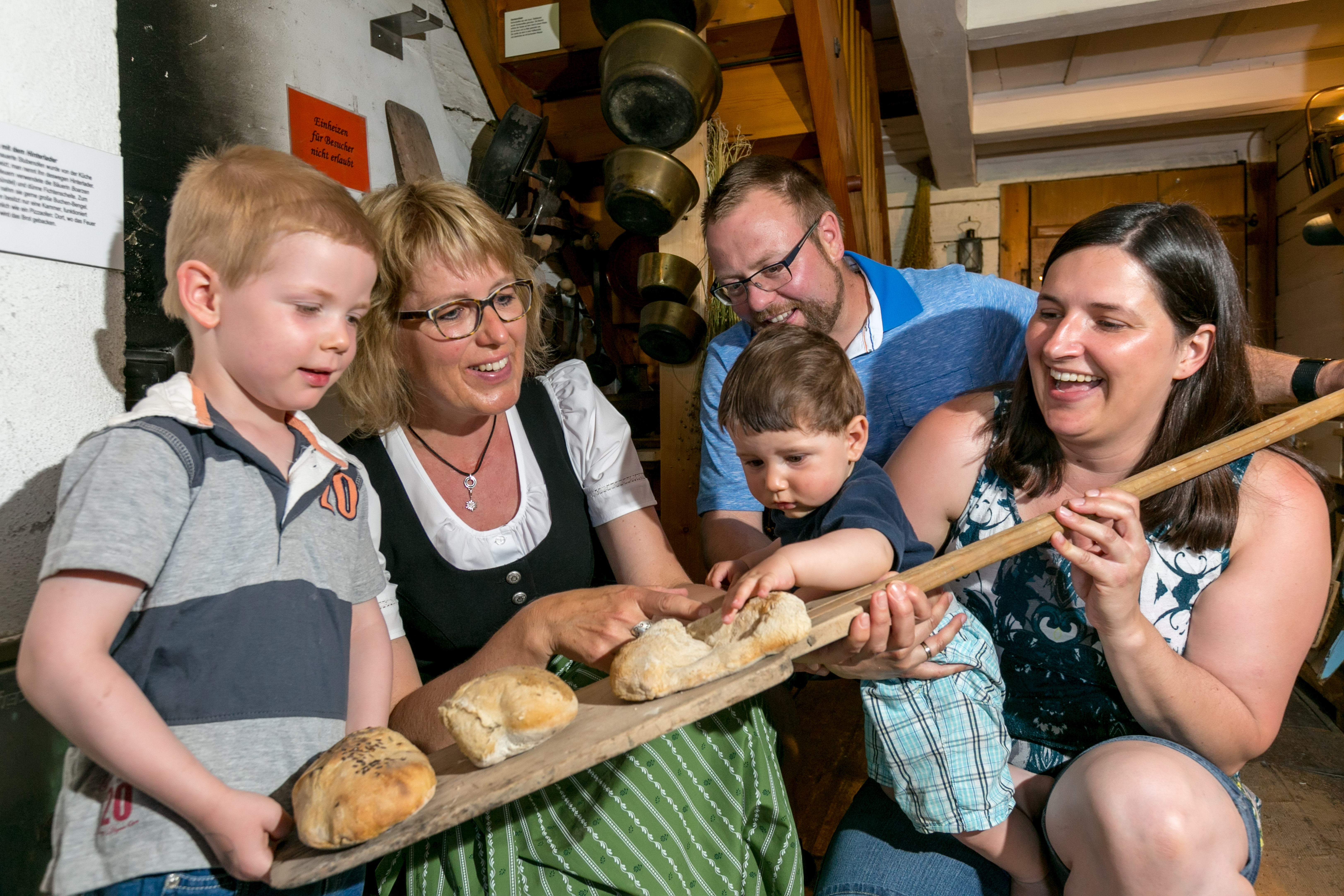 Bergbauern_Brotbacken060.jpg Bergbauern_Brotbacken060.jpg