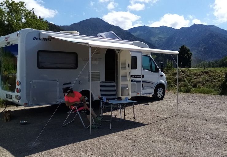 Stellplatz mit Wohnmobil Stellplatz mit Wohnmobil
