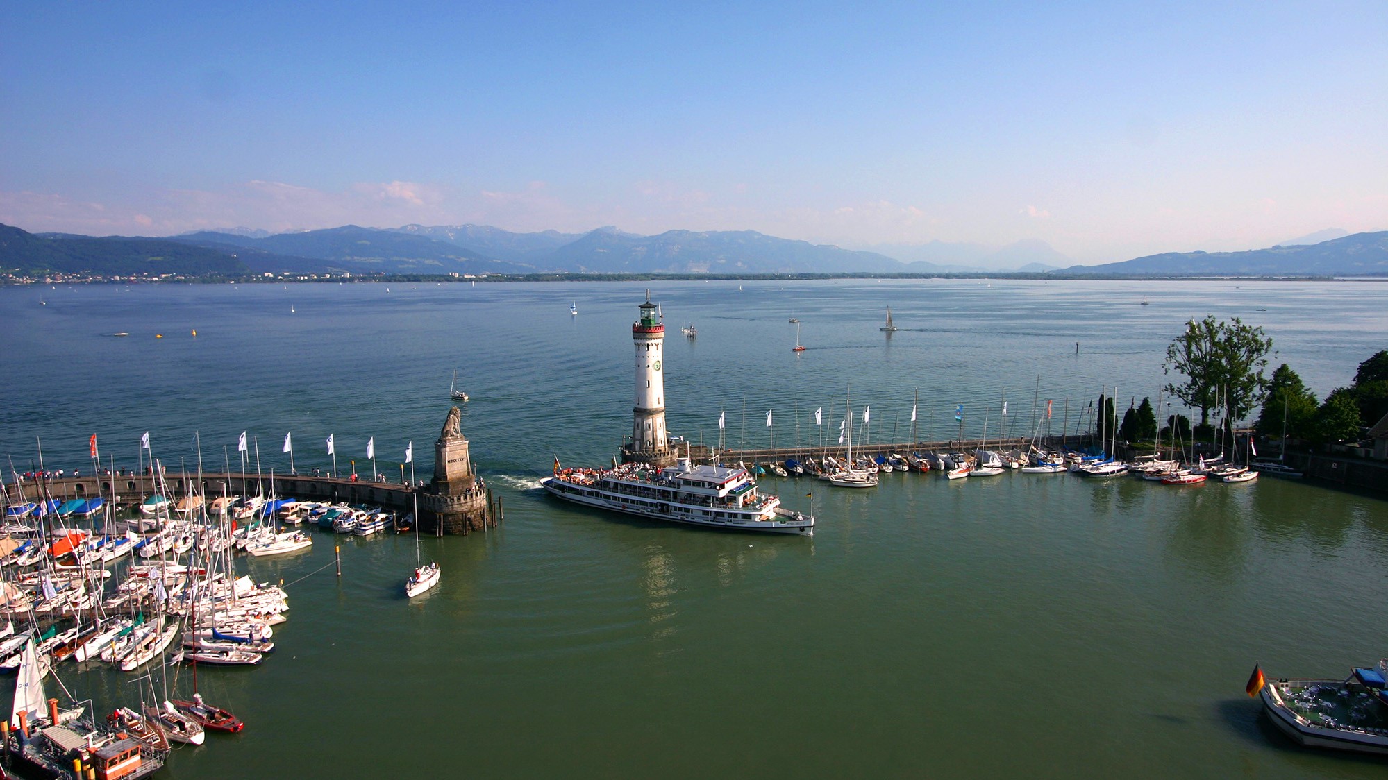 Lindau_Hafeneinfahrt_Loewe_Leuchtturm_Boot 169.jpg Lindau_Hafeneinfahrt_Loewe_Leuchtturm_Boot 169.jpg