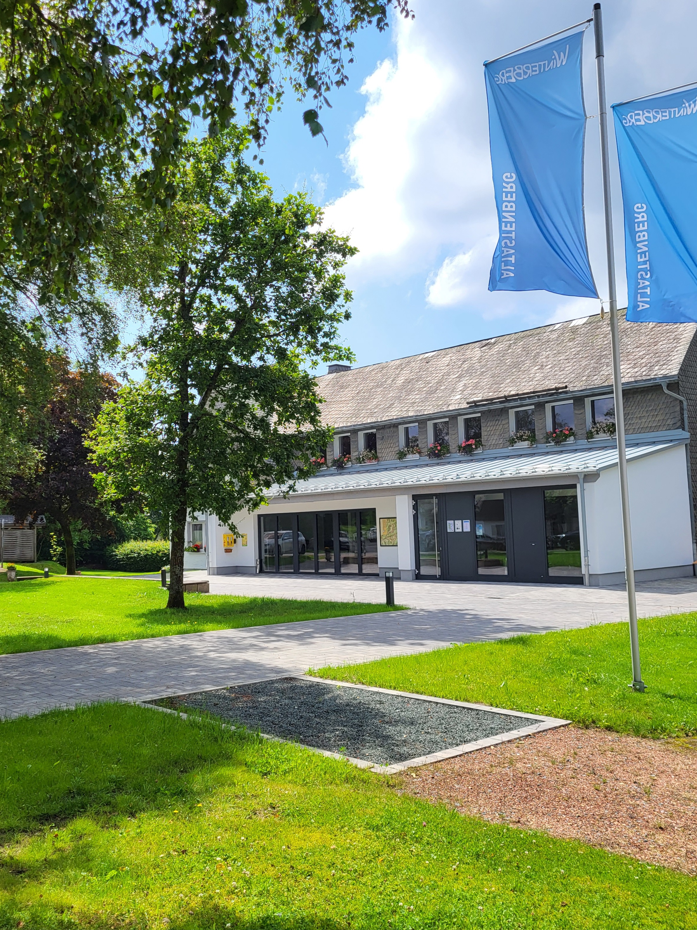 Außenansicht des Gebäudes der Tourist Information Altastenberg. Außenansicht des Gebäudes der Tourist Information Altastenberg.