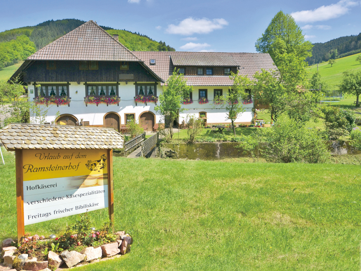 Ramsteinerhof Hof mit Schild.jpg Ramsteinerhof Hof mit Schild.jpg